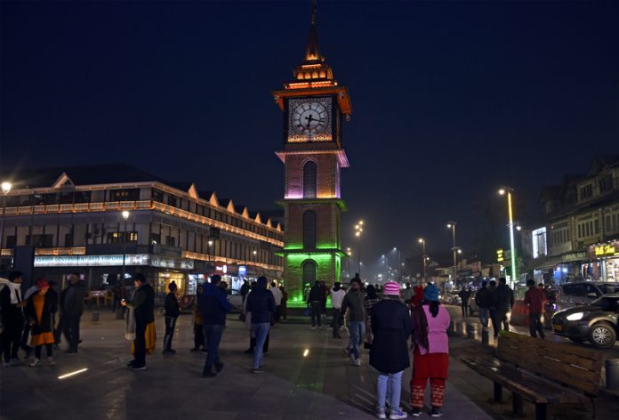 Srinagar aglow in Tricolor hues ahead of Republic Day celebrations. — Excelsior/Shakeel