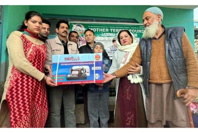 Mother Teresa Foundation J&K president, Maheen Malik along with others gives sewing machines to poor ladies in Kishtwar. Mother Teresa Foundation J&K president, Maheen Malik along with others gives sewing machines to poor ladies in Kishtwar.
