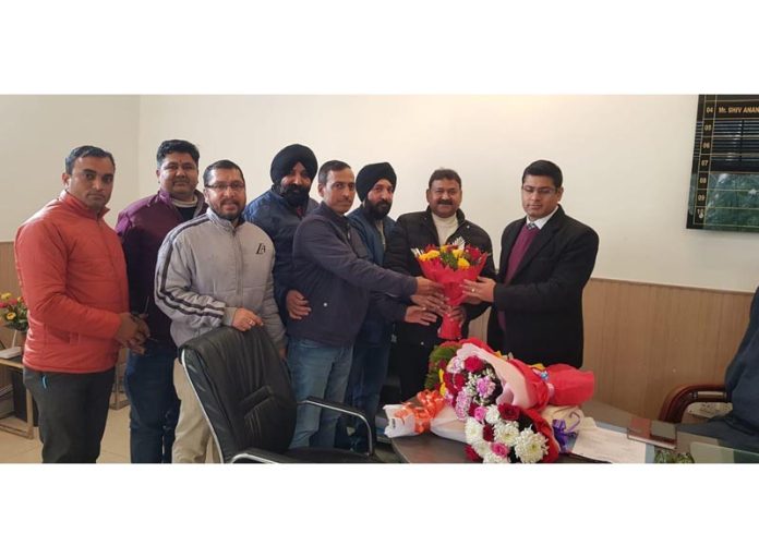 Members of JKCCPEU delegation presenting a bouquet to MD JPDCL, Vikas Kundal.