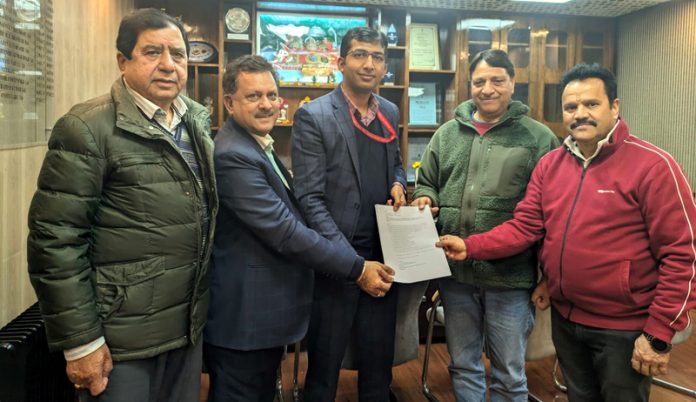 Anshul Garg, CEO, SMVDSB alongwith the members of Katra Stakeholders Development Forum in Katra on Tuesday.