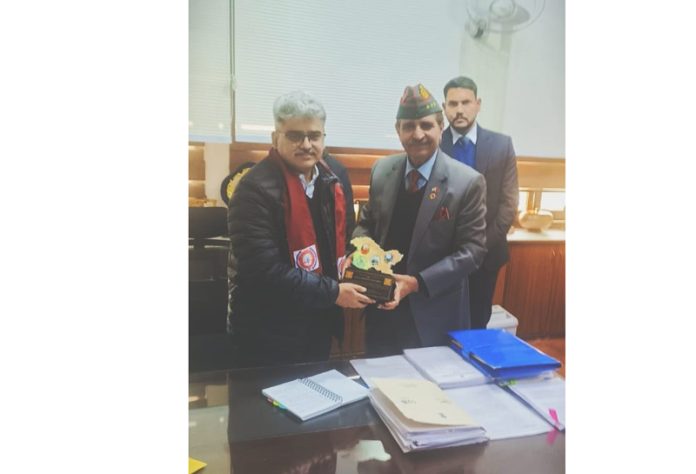 An office bearer of JKESL posing with Chief Secretary Atal Dulloo.