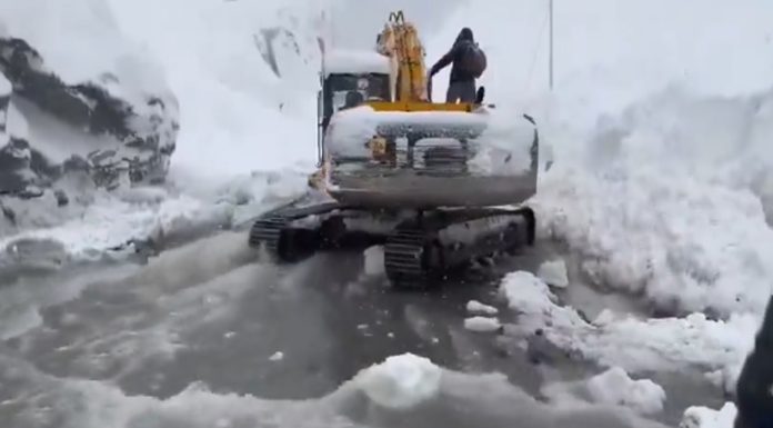 J&K | Avalanche Blocks Sindh Stream In Sonamarg