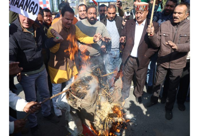BJP OBC Morcha activists torching effigy of senior Congress leader, Rahul Gandhi at Jammu on Friday. -Excelsior/Rakesh BJP OBC Morcha activists torching effigy of senior Congress leader, Rahul Gandhi at Jammu on Friday. -Excelsior/Rakesh