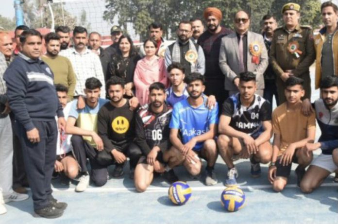 Volleyball players posing with dignitaries.