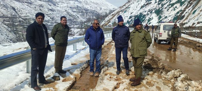 Jammu-Srinagar National Highway Partially Opened For Traffic; Stranded Vehicles Being Cleared