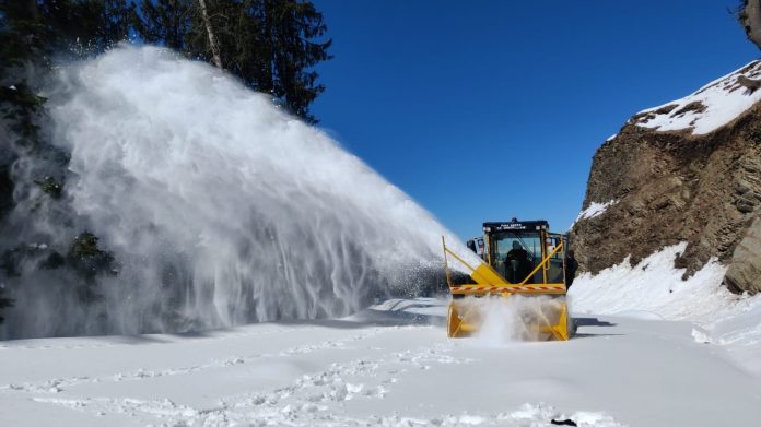 Project Sampark | BRO Personnel Clear Snow In J&K's Doda, Kishtwar Project Sampark | BRO Personnel Clear Snow In J&K's Doda, Kishtwar