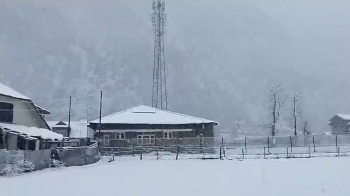 Higher Reaches Of Kashmir Receive Fresh Snowfall, Plains Lashed By Rains Higher Reaches Of Kashmir Receive Fresh Snowfall, Plains Lashed By Rains