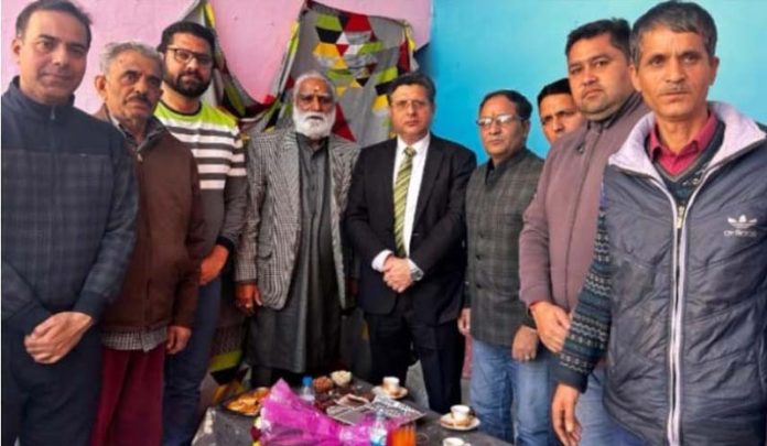 RRC, Dr Arvind Karwani addressing non camp migrants meet at Udheywala, Bohri on Thursday.