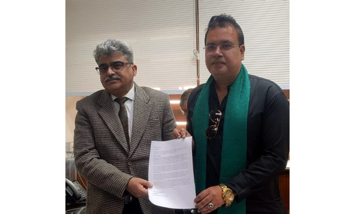 Film producer and director Jayesh Gupta presenting a memorandum to CS. Film producer and director Jayesh Gupta presenting a memorandum to CS.