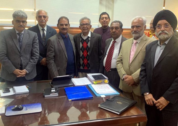 Members of AWCS delegation posing with Chief Secretary Atal Dulloo.