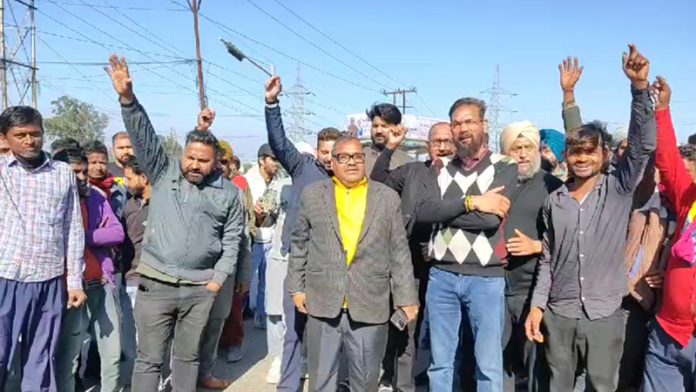 Traders of Narwal-Kunjwani Bye Pass Road staging protest against NHAI at Narwal in Jammu.