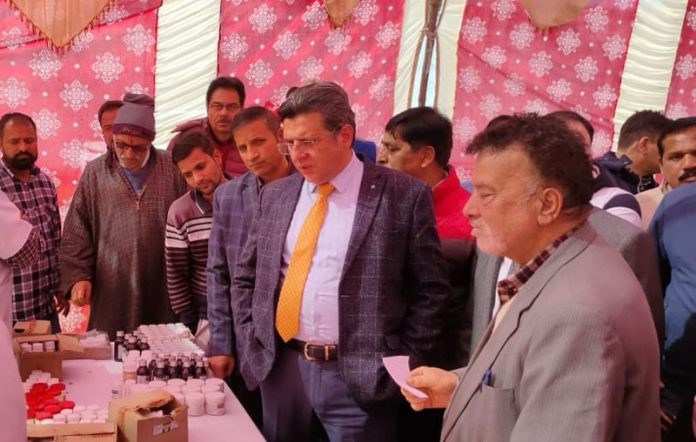 Dignitaries during visit to a Kashmiri Migrant Camp.