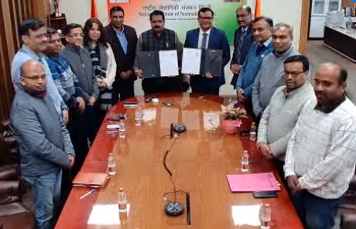 Officials of NIT Delhi and SMVDU Katra during signing of MoU.