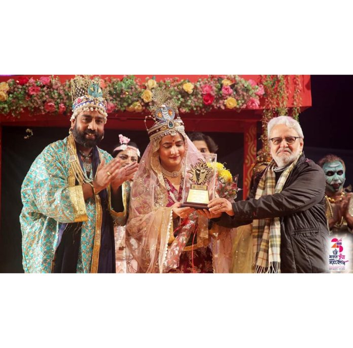 Prominent theatre personality Bhasha Sumbli being presented award at New Delhi. Prominent theatre personality Bhasha Sumbli being presented award at New Delhi.