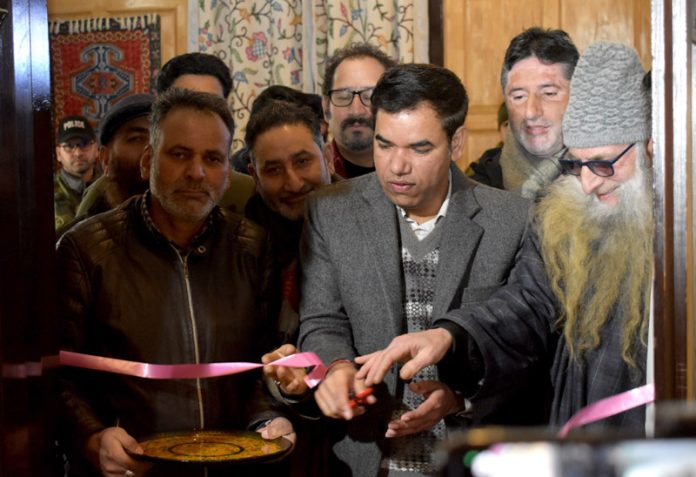 Div Com inaugurating exhibition at Kashmir Arts Emporium in Srinagar on Saturday. -Excelsior/Shakeel Div Com inaugurating exhibition at Kashmir Arts Emporium in Srinagar on Saturday. -Excelsior/Shakeel