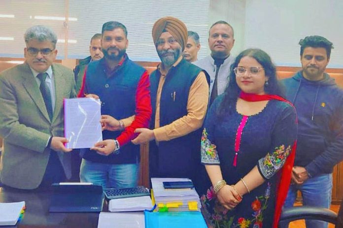 Delegation of Border Welfare Organization submitting memorandum to Chief Secretary Atal Dulloo.