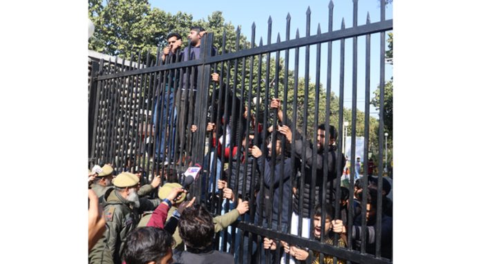 Police block JU gate to stop protesting Gujjar-Bakerwal students. —Excelsior/Rakesh