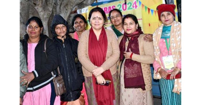 Participants posing for a group photograph at the concluding day of Saras Aajeevika Mela.