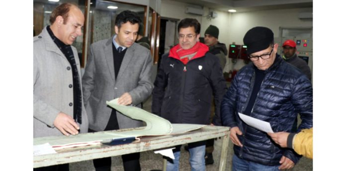 DC Srinagar Dr Bilal Mohi-ud-Din during visit to JLNM hospital Rainawari on Tuesday.