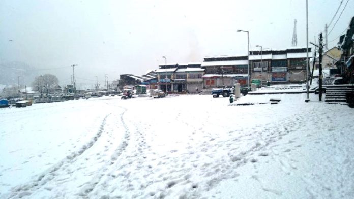 Rains lash Valley, snowfall in hills of Kashmir Rains lash Valley, snowfall in hills of Kashmir