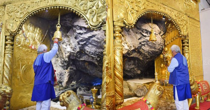 LG Sinha Pays Obeisance At Mata Vaishno Devi Shrine