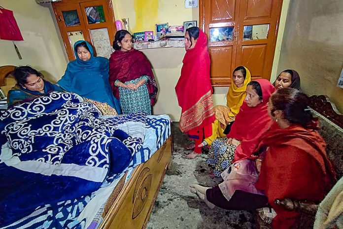 J&K | Parents Of Missing Navy Sailor Demand CBI Probe, Pray For His Safe Return J&K | Parents Of Missing Navy Sailor Demand CBI Probe, Pray For His Safe Return