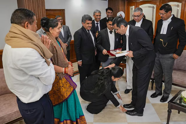 CJI, Top Court Judges Felicitate Cook's Daughter Set To Pursue Masters In Law In US CJI, Top Court Judges Felicitate Cook's Daughter Set To Pursue Masters In Law In US