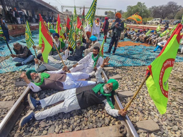 'Rail Roko' Protest | Farmers Squat On Rail Tracks In Punjab