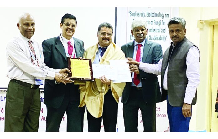 Prof Yash Pal Sharma receiving Dr K Natarajan Memorial Award.