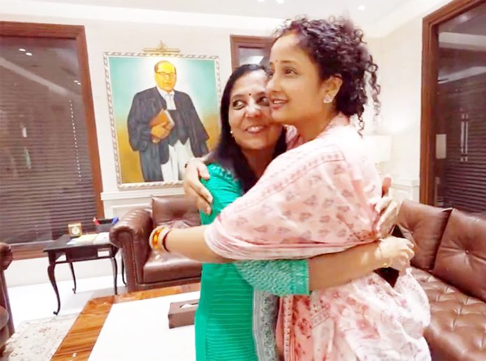Former Jharkhand Chief Minister Hemant Soren's wife Kalpana Soren meets Delhi Chief Minister Arvind Kejriwal's wife Sunita Kejriwal, in New Delhi on Saturday (UNI)