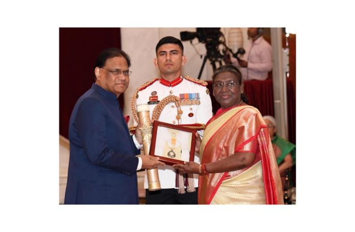 President Droupadi Murmu presenting the Bharat Ratna Award to former Prime Minister P V Narasimha Rao posthumously at Rashtrapati Bhavan, in New Delhi on Saturday. P V Prabhakar Rao, his son, receives the award. (UNI) President Droupadi Murmu presenting the Bharat Ratna Award to former Prime Minister P V Narasimha Rao posthumously at Rashtrapati Bhavan, in New Delhi on Saturday. P V Prabhakar Rao, his son, receives the award. (UNI)