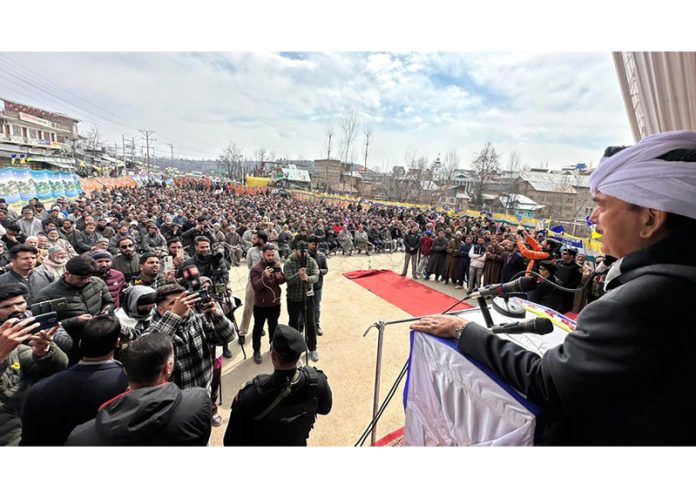 DPAP chairman Ghulam Nabi Azad addressing a rally at Budgam.