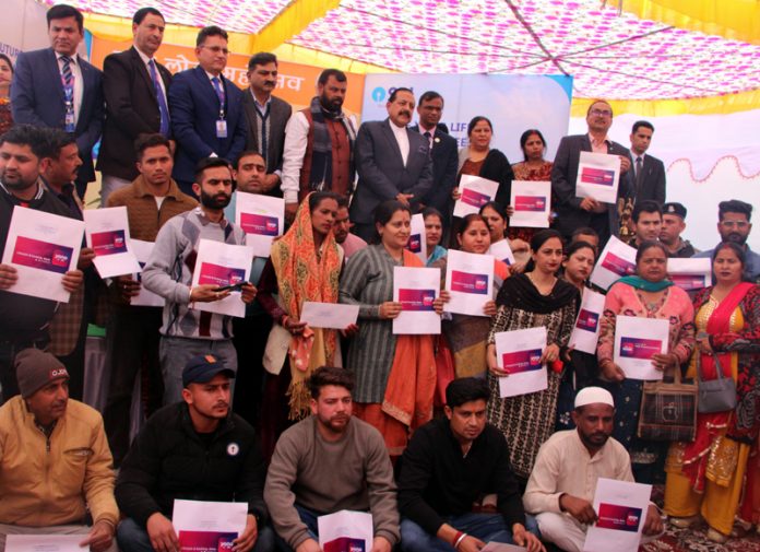 Beneficiaries of MUDRA scheme posing for a photograph with Union Minister Dr Jitendra Singh and SBI officers at Jammu on Thursday. -Excelsior/Rakesh