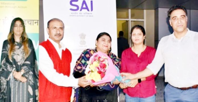 Kirti Dhar being presented a bouquet by the dignitaries.