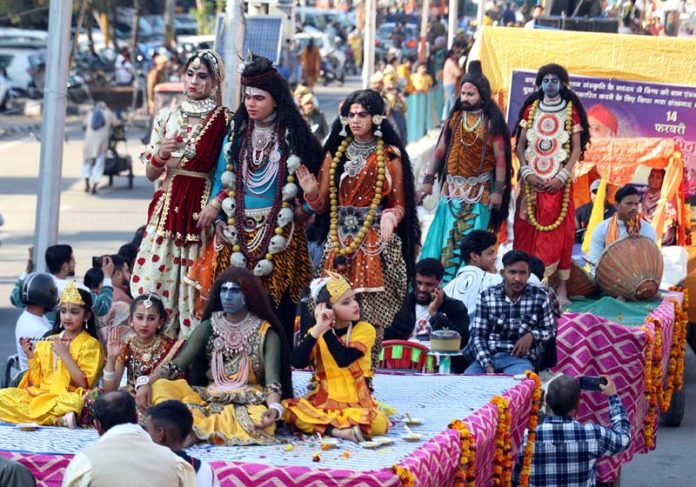 Impressive Shoba Yatra being taken out in Jammu on eve of Maha Shivratri on Thursday. -Excelsior/Rakesh