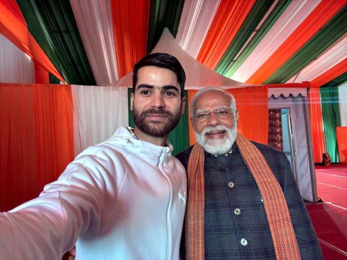 Pulwama Youth Nazim Nazeer taking selfie with PM Narendra Modi at Bakshi Stadium, Srinagar.