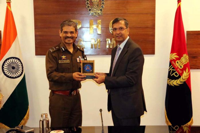 JKP DGP presenting memento to DG NIA. JKP DGP presenting memento to DG NIA.