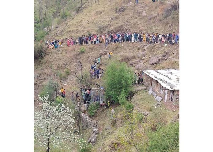 People and police rescuing injured trapped in the wreckage of mini-bus near Mangnar in Poonch on Thursday. -Excelsior/Waseem