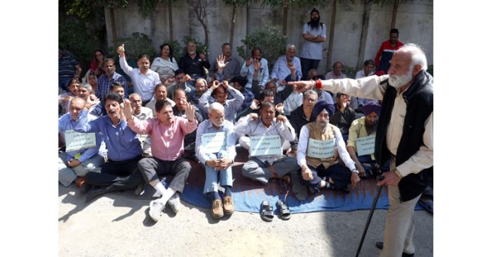 PoJK DPs staging protest against BJP in Jammu on Sunday. -Excelsior/Rakesh