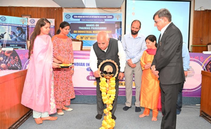 VC of Himalayan University Prof Kuldeep Krishan Sharma inaugurating a skill development programme at IIIM Jammu.