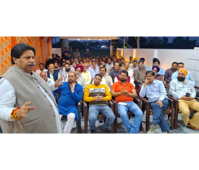 JKPCC working president Raman Bhalla addressing party workers meeting in RS Pura.