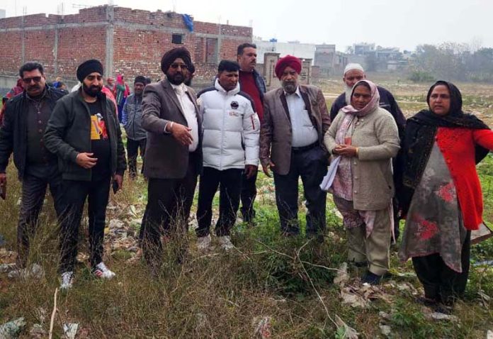 Taranjit Singh Tony, General Secretary of J&K Congress, interacting with the people in Suchetgarh on Sunday.