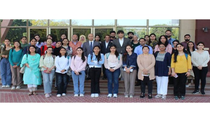 Participating scholars with organizers and guests of the workshop.