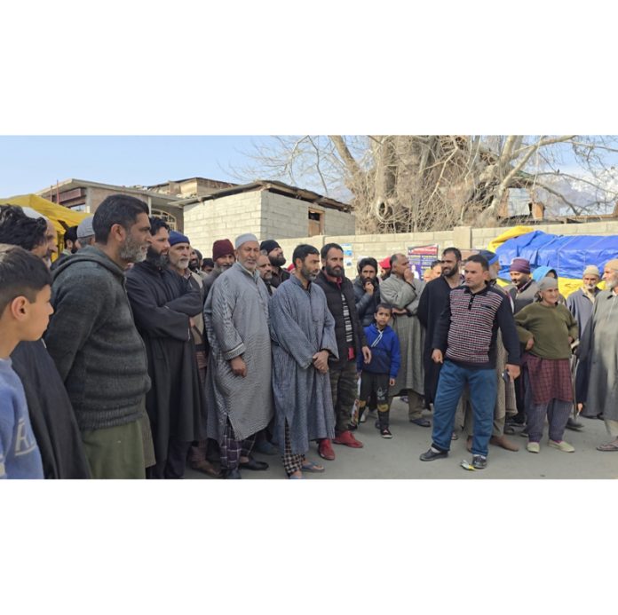 Tulmullah residents during a protest on Friday. - Excelsior/Firdous.