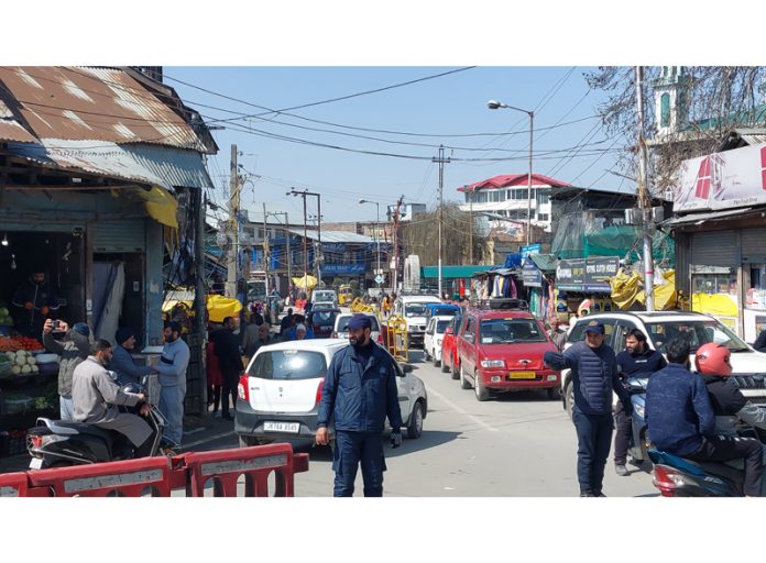 Traffic jam on Nagbal to Wailoo road. -Excelsior/Firdous
