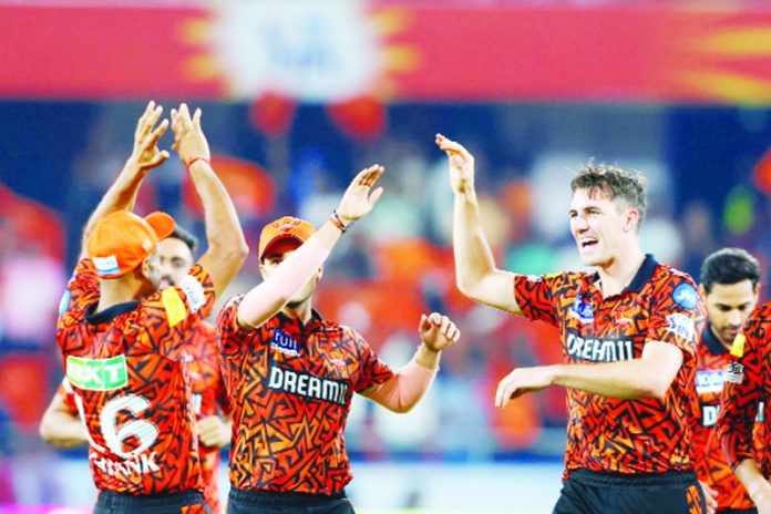 Sunrisers Hyderabad team celebrating victory against Mumbai Indian at Hyderabad on Wednesday. Sunrisers Hyderabad team celebrating victory against Mumbai Indian at Hyderabad on Wednesday.