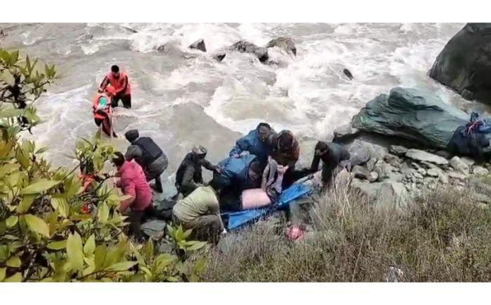 20240428_192432 4 Killed, 2 Missing In Road Accident In J&K's Ganderbal