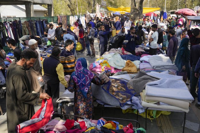 Shoppers Throng Markets In Kashmir Ahead Of Eid-Ul-Fitr Shoppers Throng Markets In Kashmir Ahead Of Eid-Ul-Fitr