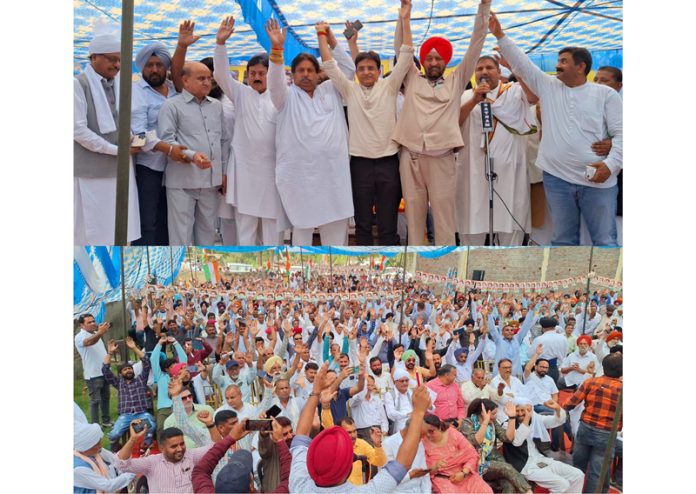 Senior AICC leader Bharatsinh Solanki, former DyCM Tara Chand, Raman Bhalla and others during rally in R S Pura.