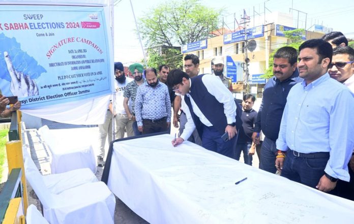 Participants during signature campaign organised by DIPR at Bahu Plaza. Participants during signature campaign organised by DIPR at Bahu Plaza.